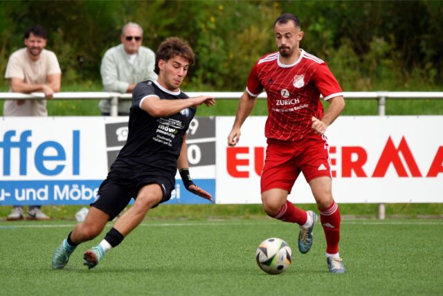 Antonio Abazi im Zweikampf mit Mahmoud El-Dorr