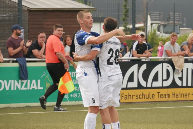 Val-Leander Wettklo (l.) und Tugay Tambil liegen sich erleichtert in den Armen.