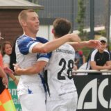 Val-Leander Wettklo (l.) und Tugay Tambil liegen sich erleichtert in den Armen.