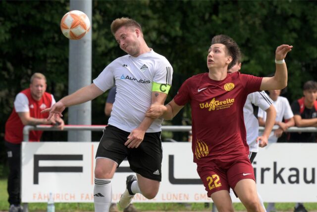 Leon Broda (l.) im Kopfballduell gegen Ajdin Oruc.