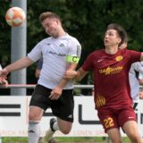 Leon Broda (l.) im Kopfballduell gegen Ajdin Oruc.