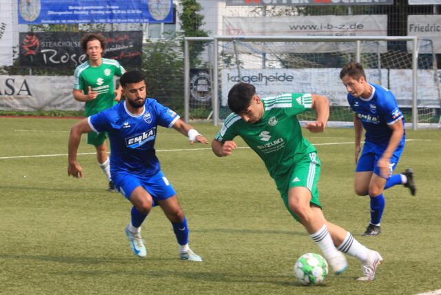 Spieler vom Holzwickeder SC und der TSG Sprockhövel im Duell.