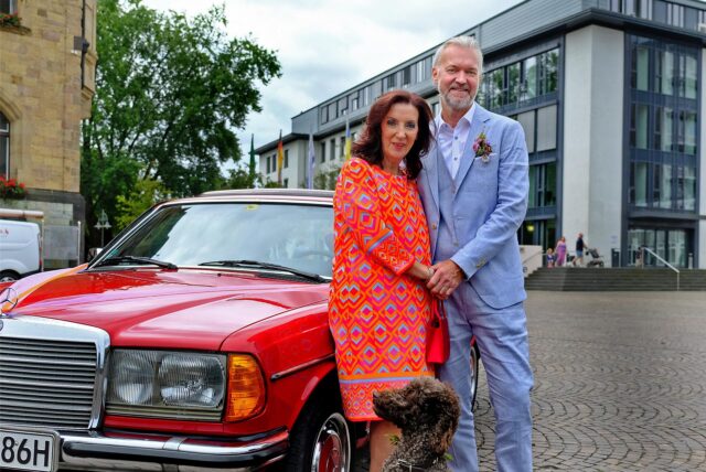 Eva-Maria Klein und Jürgen Vogt nach der standesamtlichen Trauung auf dem Rathausplatz in Recklinghausen