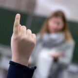 Eine Schülerin meldet sich im Unterricht. Die nordrhein-westfälische Landesregierung hat aus Sicht der Gewerkschaft Erziehung und Wissenschaft keinen überzeugenden Ausweg aus der Bildungsungerechtigkeit