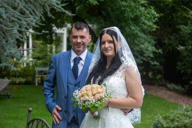 Jennifer (geborene Fischer) und Hansi Winkelmann haben auf dem Hof Schulte-Rauxel standesamtlich geheiratet.