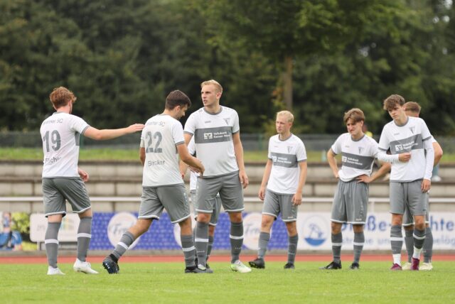 Spieler des Werner SC klatschen sich ab.
