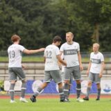 Spieler des Werner SC klatschen sich ab.
