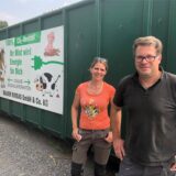 Marina und Conrad Albersmeier von der Balver Biogas GmbH & Co. KG stehen auf einem Hof in Fröndenberg.