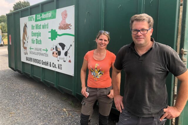 Marina und Conrad Albersmeier von der Balver Biogas GmbH & Co. KG stehen auf einem Hof in Fröndenberg.