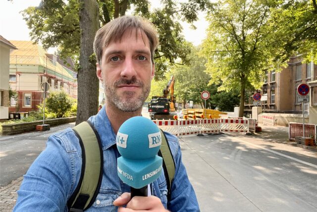 An der Kreuzstraße werden jetzt Fernwärmeleitungen verlegt. Die neue Wanderbaustelle schränkt den Verkehr ein und verschärft die Parkplatz-Problematik.