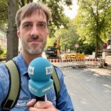 An der Kreuzstraße werden jetzt Fernwärmeleitungen verlegt. Die neue Wanderbaustelle schränkt den Verkehr ein und verschärft die Parkplatz-Problematik.