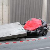 Eine große Betonplatte einer Lärmschutzwand ist auf der Autobahn 3 bei Köln auf einen Wagen gestürzt