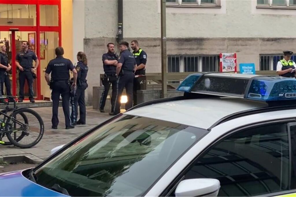 Einsatzkräfte der Polizei stehen vor einem Supermarkt im Münchner Stadtteil Sendling. Einsatzkräfte der Polizei stehen vor einem Supermarkt im Münchner Stadtteil Sendling.