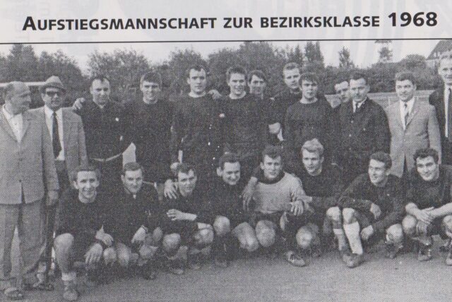 Ein Mannschaftsbild aus der Zeitung.