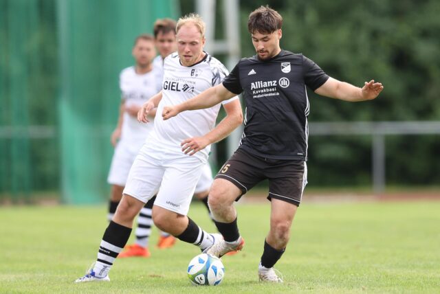 Burak Balci von Eintracht Werne am Ball gegen SG Bockum-Hövel II.