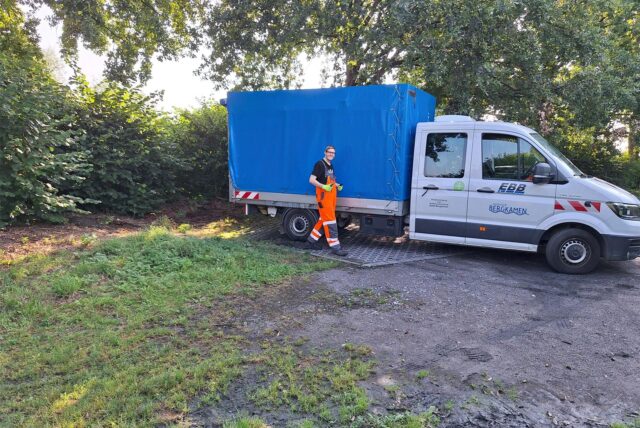 Mitarbeiter des EBB haben eine wilde Müllkippe auf einem Parkplatz in Bergkamen beseitigt.