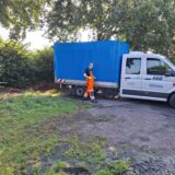 Mitarbeiter des EBB haben eine wilde Müllkippe auf einem Parkplatz in Bergkamen beseitigt.