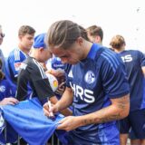20.08.2024, Fussball, Saison 2024/2025, 2. Bundesliga, Training FC Schalke 04, Mauro Zalazar (FC Schalke 04) gibt Autogramme.