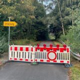 Montage aus einer Sperrung eines Radweges an der Halde in Bergkamen und dem Radverkehrsbeauftragen Norman Rauppach auf dem Fahrrad.