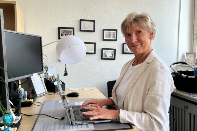 Ilka Essers am Laptop.