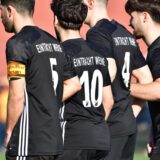 Mauer von vier Fußballern von Eintracht Werne von hinten.
