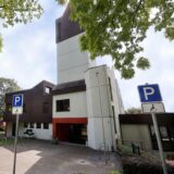 Zu sehen sind zwei ausgewiesene Behindertenparkplätze vor der Friedenskirche.