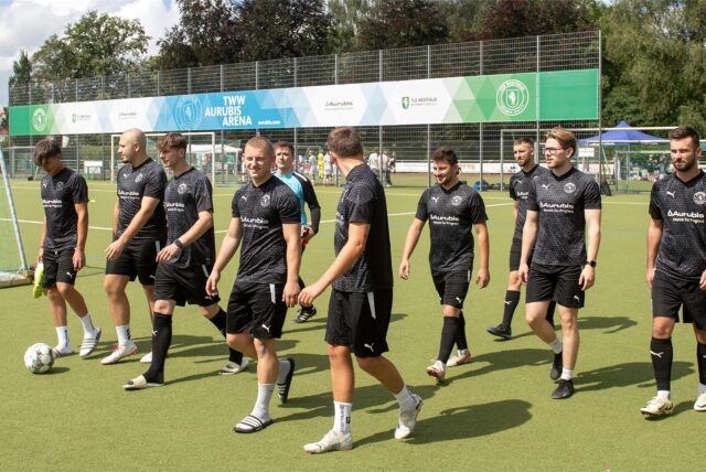 Fußballer vom TuS Westfalia Wethmar laufen auf den Platz.