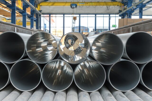 Auf einem Rollband für den Transport liegen Rohe aus Aluminiumregierung, die im Aluwerk Unna hergestellt worden sind.
