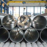 Auf einem Rollband für den Transport liegen Rohe aus Aluminiumregierung, die im Aluwerk Unna hergestellt worden sind.