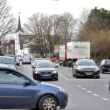 Auf dem Massener Hellweg in Unna fahren Autos, andere warten.