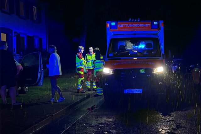 Polizei, Feuerwehr und Rettungsdienst wurden nachts zu einem Wohnhaus in der Leverkusener Straße gerufen.