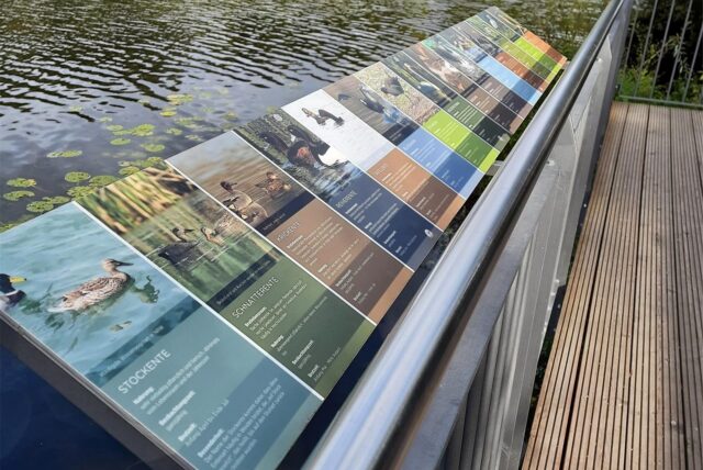 Zu sehen sind die Informationstafeln auf der Aussichtsplattform am Beversee in Bergkamen.