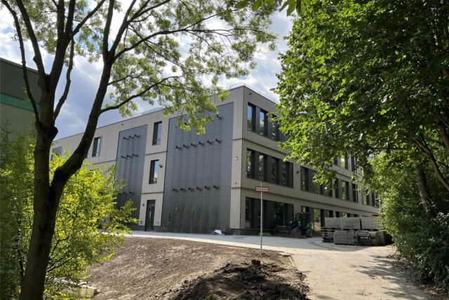 Der neue Erweiterungsbau sollte mit Beginn des neuen Schuljahres in Betrieb genommen werden. Ein Wasserschaden verhindert es.