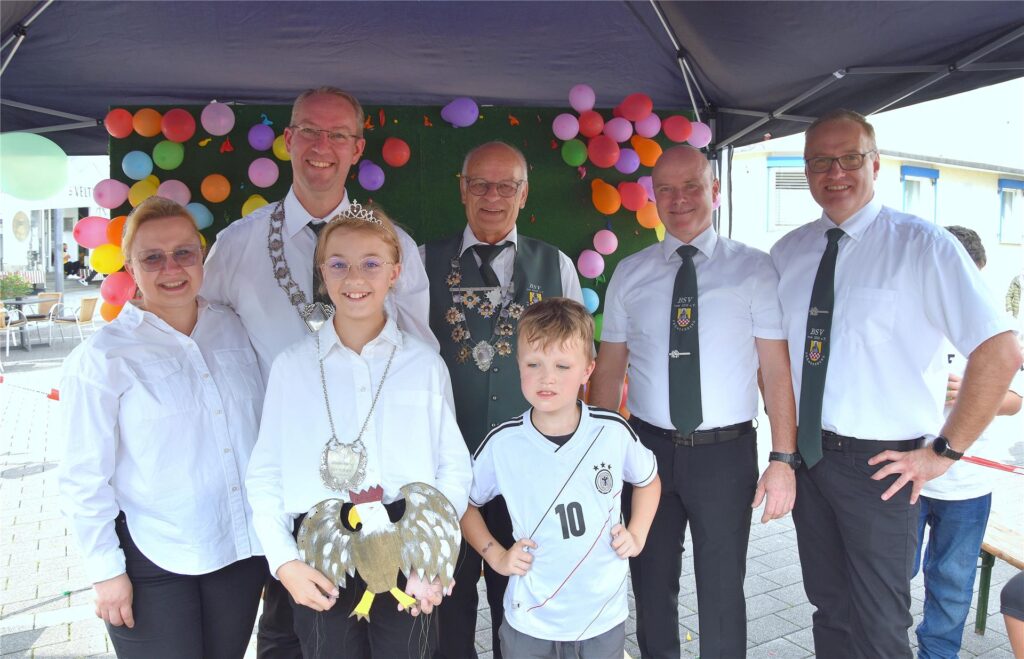 Karoline Klockenhoff wurde im vergangenen Jahr Kinderkönigin der Bürgerschützenvereins. Aus einer Vielzahl an Begleitern nahm sie Emil Prass als König an ihre Seite.