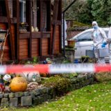 Beamte der Spurensicherung gehen zu einem Einfamilienhaus in der Gemeinde Scheeßel. Ein Bundeswehrsoldat steht im Verdacht, vier Menschen im niedersächsischen Landkreis Rotenburg (Wümme) erschossen haben. Unter den am Freitag entdeckten Toten sei auch ein Kind, teilten die Polizei Rotenburg und die Staatsanwaltschaft Verden mit. Es gebe zwei Tatorte – einen in Scheeßel und einen in Bothel im Landkreis Rotenburg.