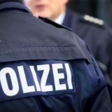 Zwei Polizisten stehen in Uniform beieinander.