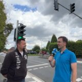 Die Ampel ist „an“: Reporter Thomas Raulf sprach in Unna Alte Heide mit Anwohnern.