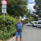 Schulleiter Torsten Sundermann steht vor dem neuen Verbotsschild an der Max-Wittmann-Schule.