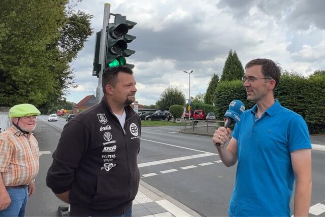 Die Ampel ist „an“: Reporter Thomas Raulf sprach in Unna Alte Heide mit Anwohnern.