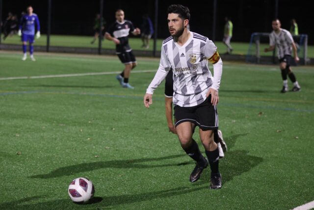Kapitän Enes Akyüz von Eintracht Werne am Ball bei einem Abendspiel.