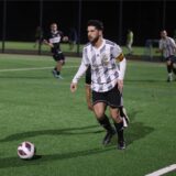 Kapitän Enes Akyüz von Eintracht Werne am Ball bei einem Abendspiel.