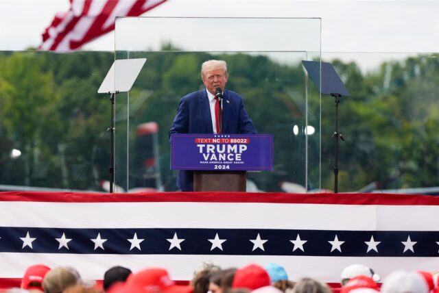 Donald Trump, republikanischer Präsidentschaftskandidat und ehemaliger US-Präsident, spricht während einer Wahlkampfveranstaltung. Trump hält seine erste Kundgebung im Freien ab, seit er im vergangenen Monat in Pennsylvania nur knapp ein Attentat überlebte.
