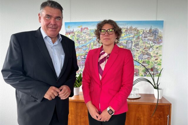 Landrat Mario Löhr verabschiedet seine Gesundheits- und Schuldezernentin Dr. Katrin Linthorst, die nach nur einem Jahr in Diensten des Kreises Unna zum 1. September als Beigeordnete zur Stadt Wuppertal wechselt.