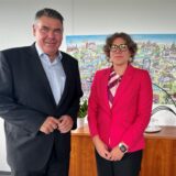 Landrat Mario Löhr verabschiedet seine Gesundheits- und Schuldezernentin Dr. Katrin Linthorst, die nach nur einem Jahr in Diensten des Kreises Unna zum 1. September als Beigeordnete zur Stadt Wuppertal wechselt.