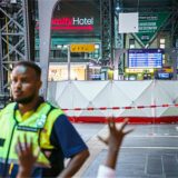 Ein Sichtschutz ist um einen Tatort im Frankfurter Hauptbahnhof aufgebaut.
