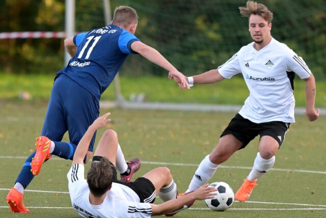 Fabian Schlein (r.) führt den Ball.