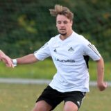 Fabian Schlein (r.) führt den Ball.
