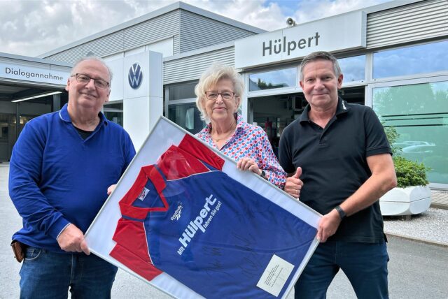 Helmut Bratzler, Bärbel Rabe und Michael Fietze zeigen das Trikot, das Til Schweiger in Bang Boom Bang getragen hat.