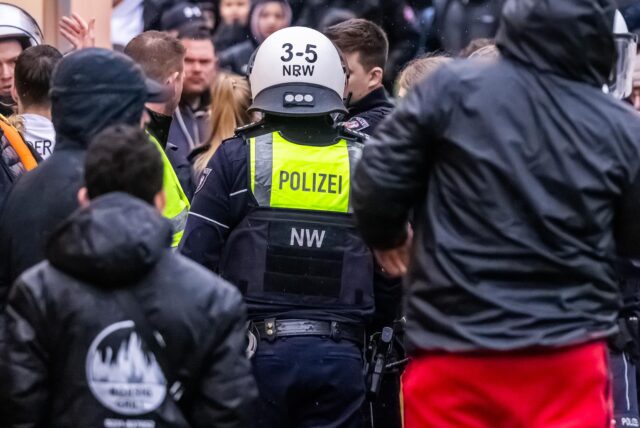 Polizeiwagen stehen an der Straße.