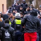 Polizeiwagen stehen an der Straße.